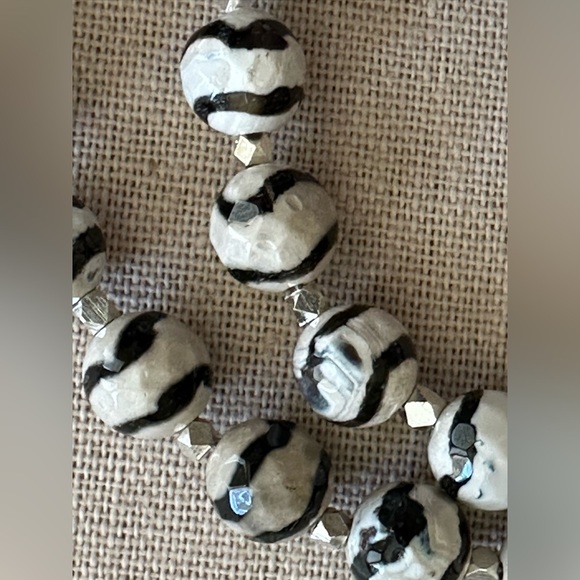 22-1/2 inch Wavy Tibetan Agate Faceted bead necklace NWOT - Picture 4 of 15